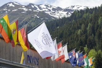 The Tribe of Davos Globalists Feels the Downturn of Globalization