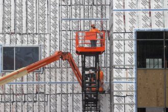 US-born workers see job gains as foreign-born employment declines, Labor Department data shows