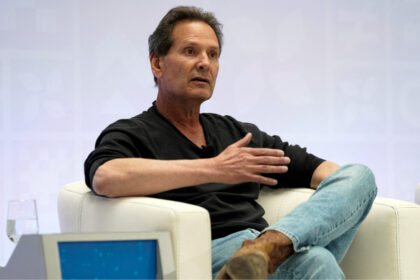 Verizon names former PayPal boss Dan Schulman as CEO